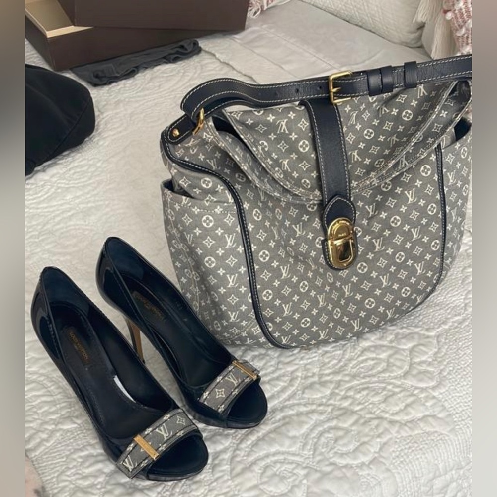 Louis Vuitton matching shoes with hand bag navy blue, the handbag is new.